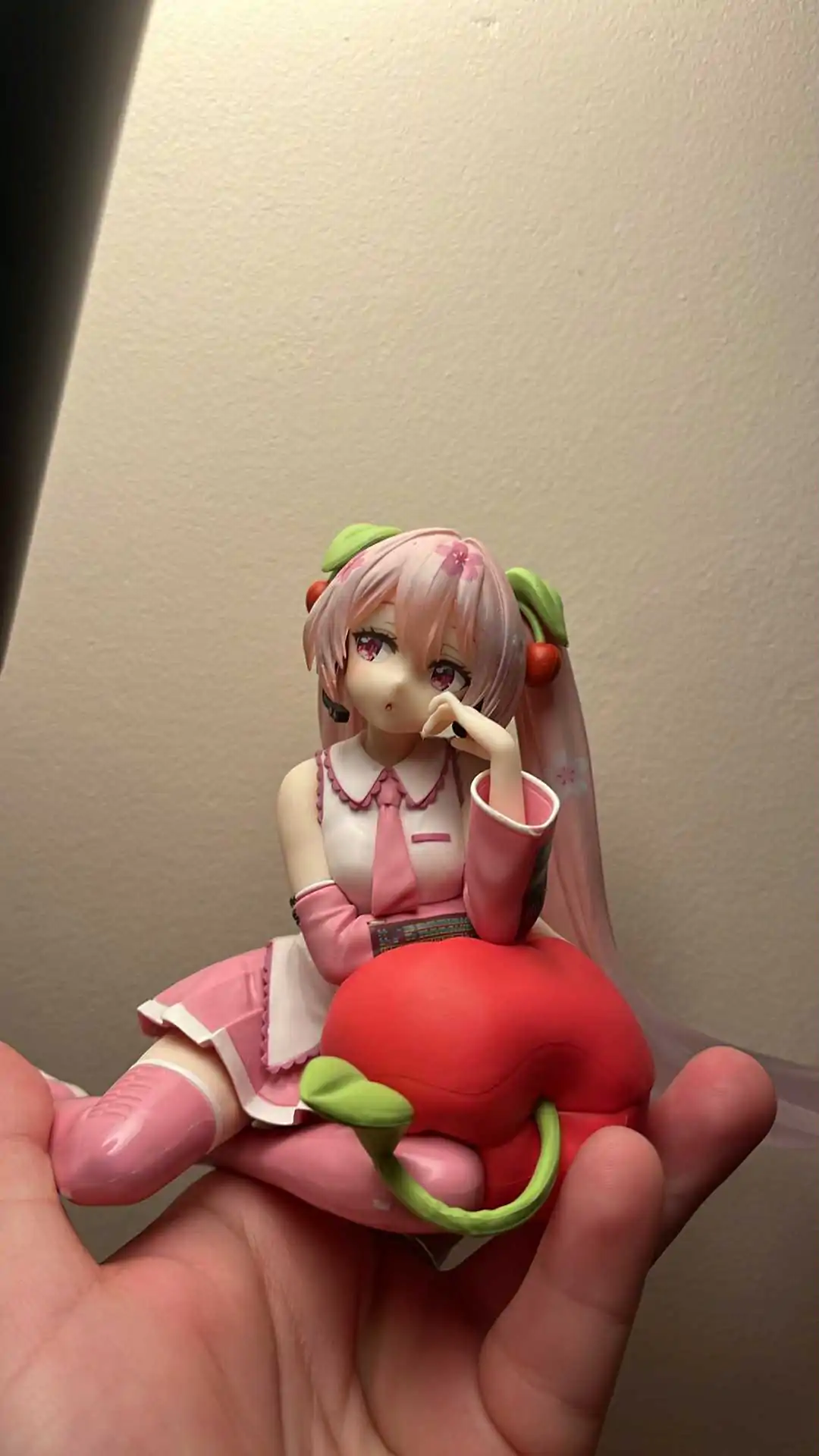 Hatsune Miku PVC Kip Stolni Slatka Figura Sakura Miku Jastučić od Višnje Ver. 13 cm fotografija proizvoda