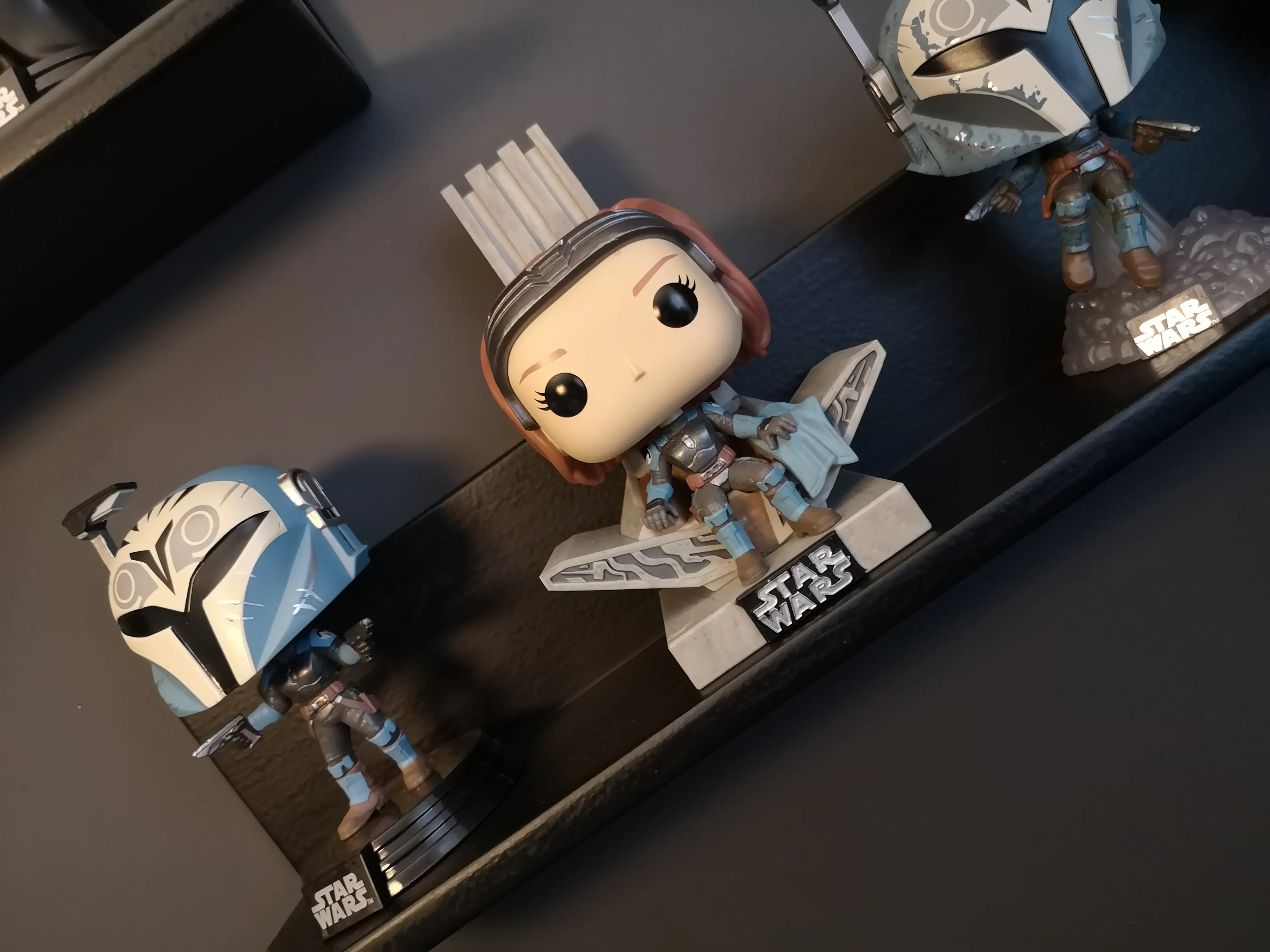 Star Wars: The Mandalorian POP! Deluxe Vinilna Figura Bo Katan s Prijestoljem 9 cm fotografija proizvoda