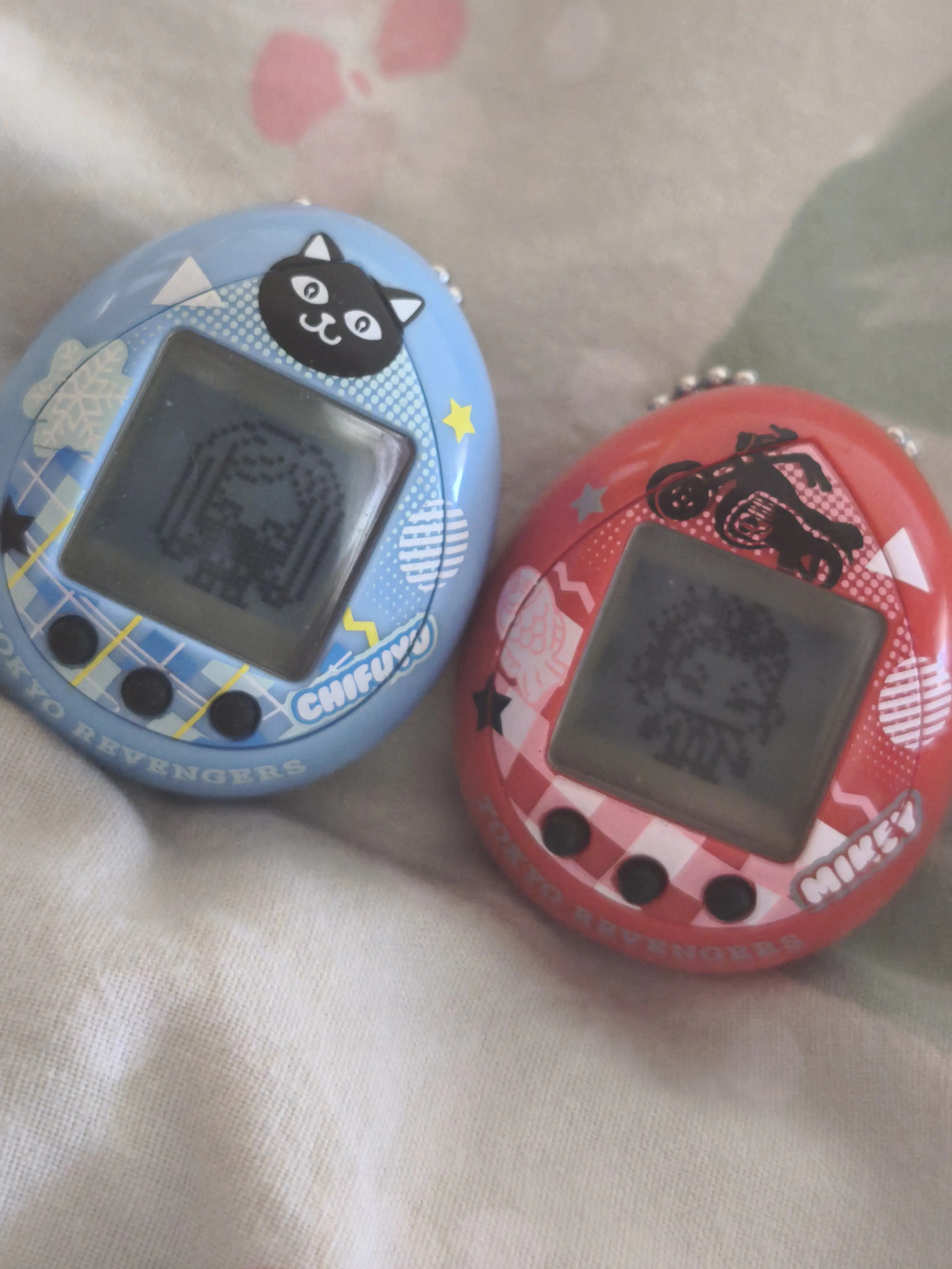 Tokyo Revengers Hugmy Tamagotchi + Chifuyu figura za podršku fotografija proizvoda