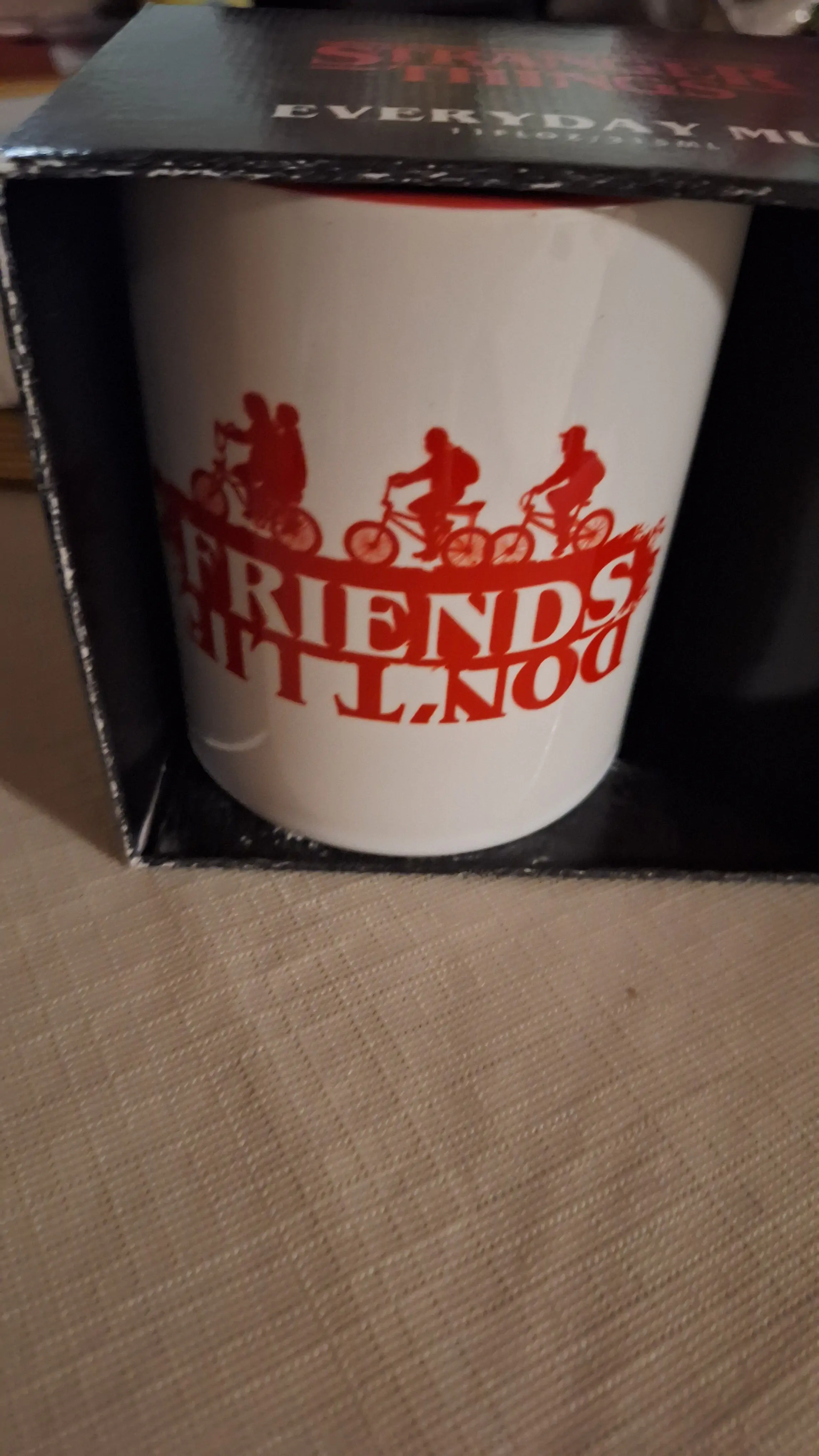 Stranger Things Friends Dont Lie šalica fotografija proizvoda