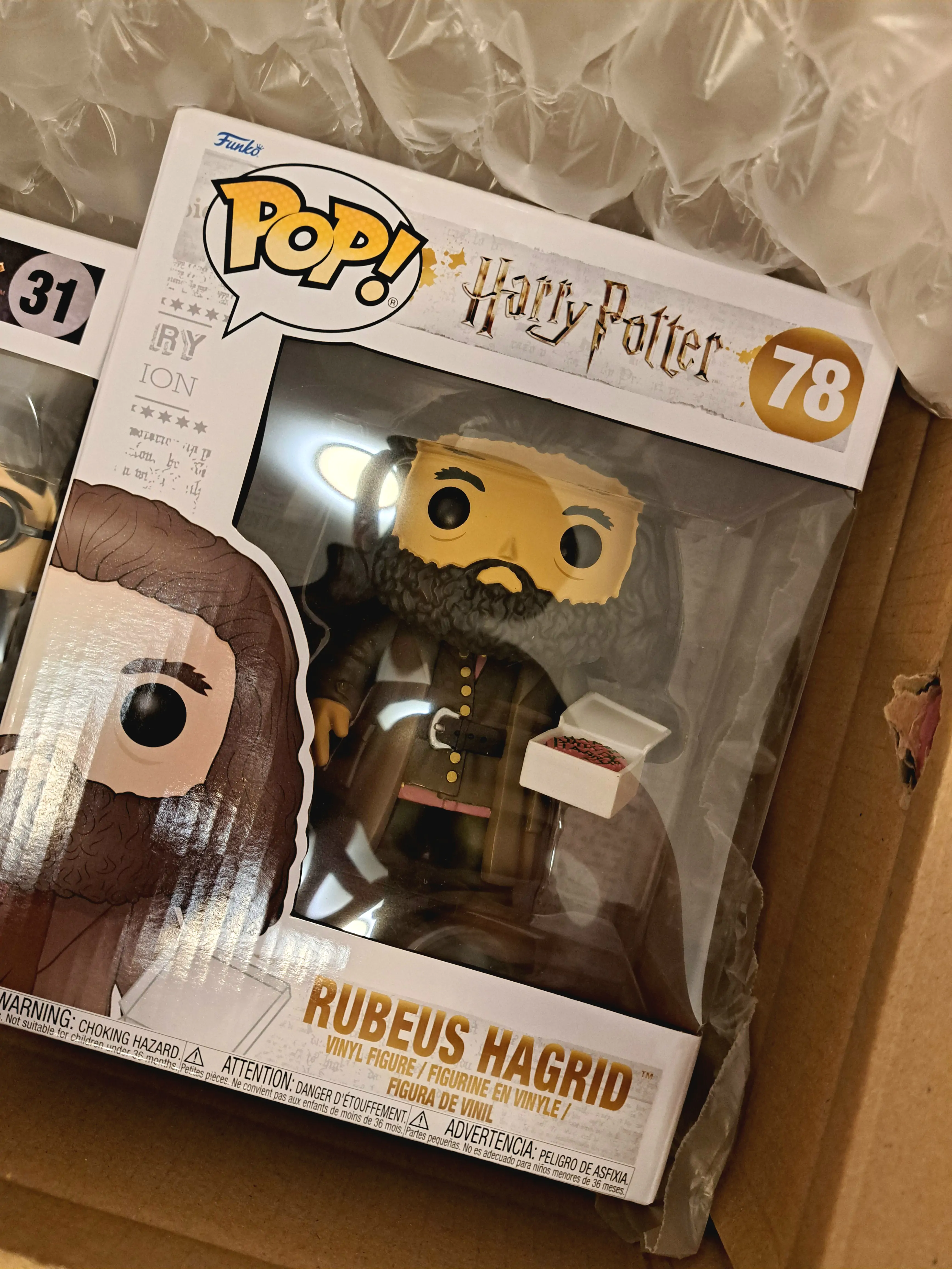 Harry Potter Super Sized POP! Movies Vinilna Figura Hagrid s Tortom 14 cm fotografija proizvoda