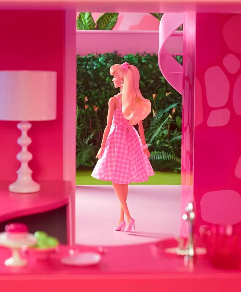 Barbie The Movie Doll Barbie u ružičastoj Gingham haljini [OŠTEĆENO PAKIRANJE] fotografija proizvoda