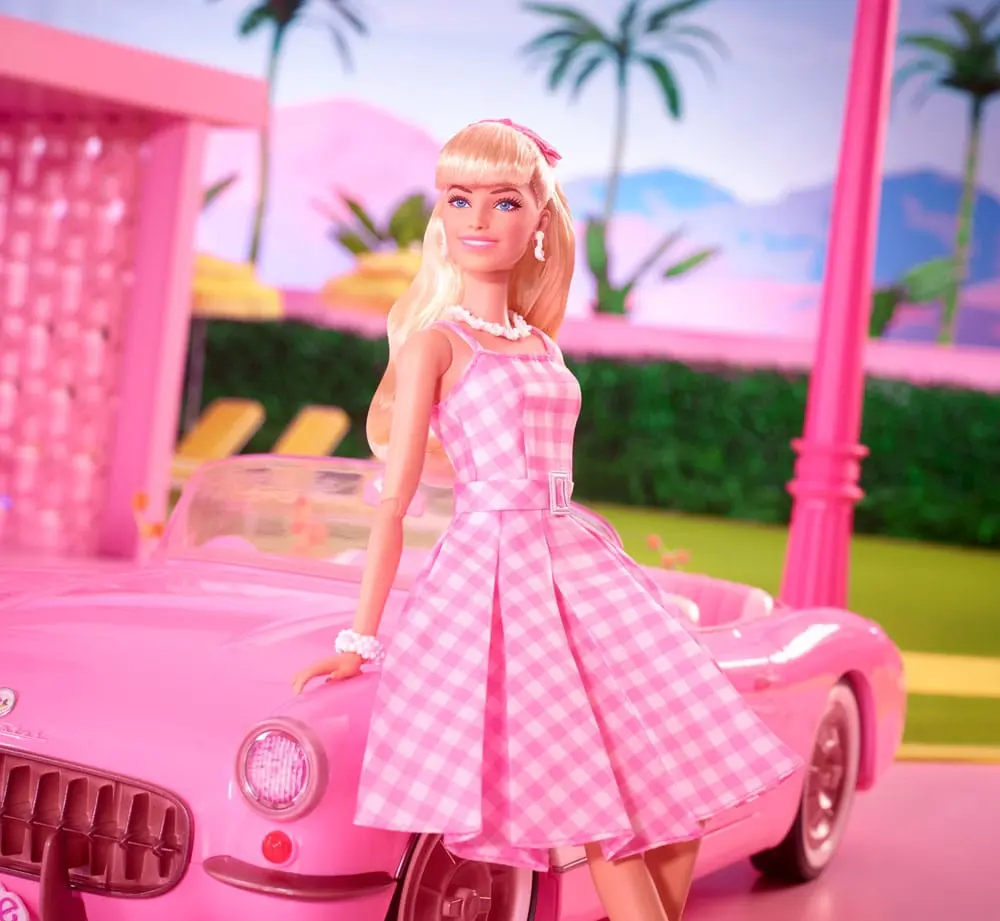 Barbie The Movie Doll Barbie u ružičastoj Gingham haljini [OŠTEĆENO PAKIRANJE] fotografija proizvoda