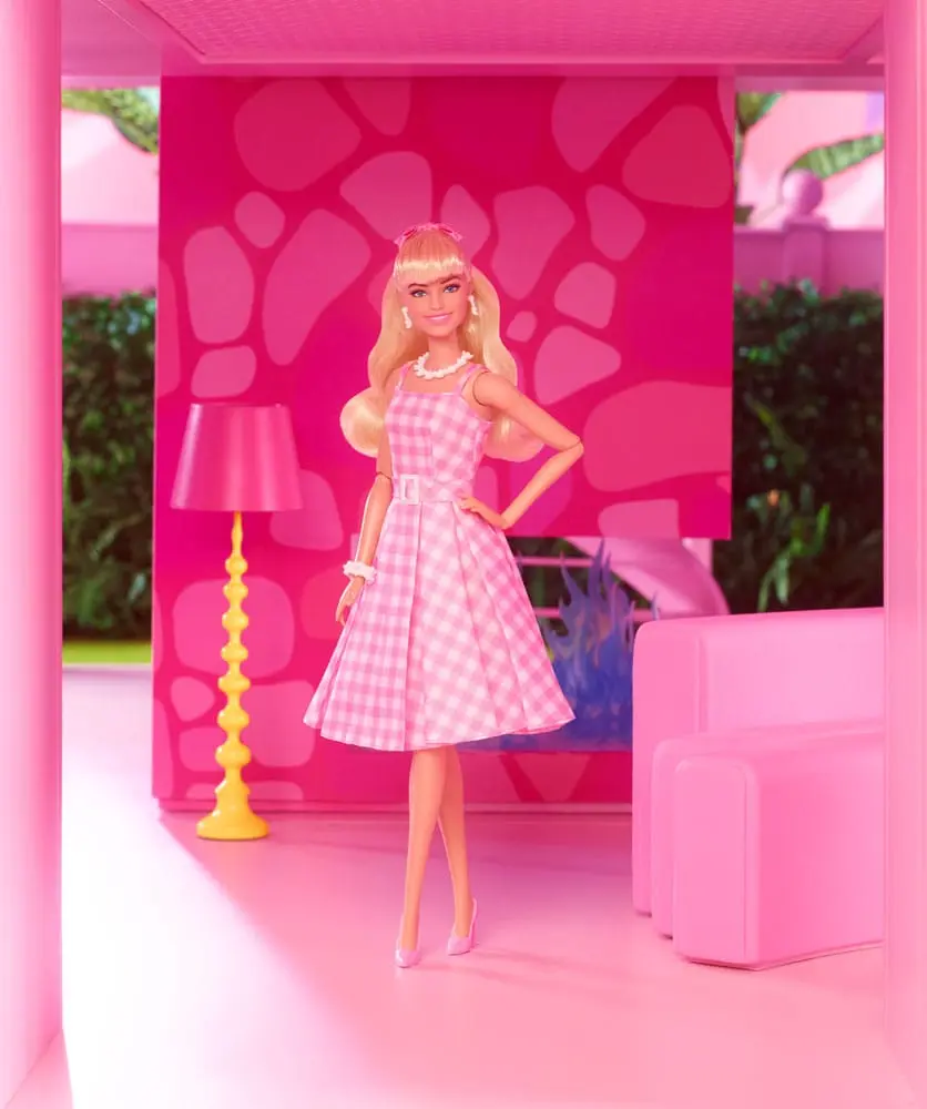 Barbie The Movie Doll Barbie u ružičastoj Gingham haljini [OŠTEĆENO PAKIRANJE] fotografija proizvoda