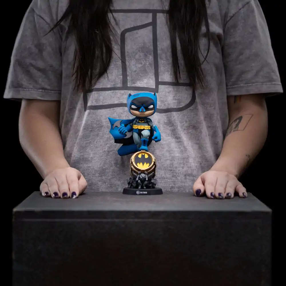 Batman Mini Co. PVC Figura Batman na Bat-Signalu (Plava varijanta) 19 cm fotografija proizvoda