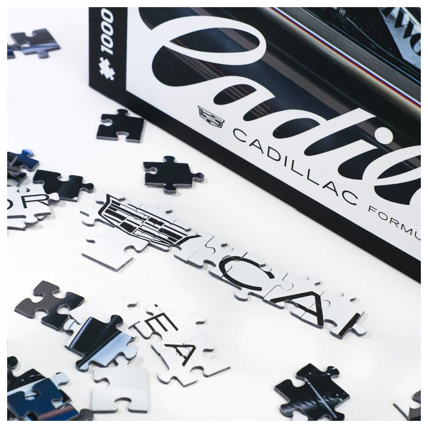 Cadillac Formula 1 Team Slagalica 2026 (1000 komada) 48 x 68 cm fotografija proizvoda