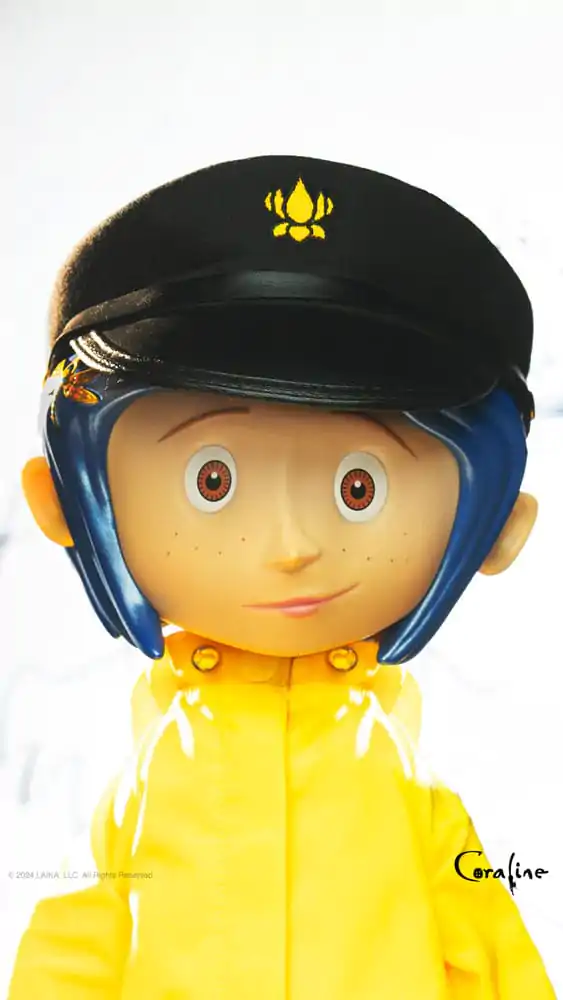Coraline Supersize Vinil akcijska figura Coraline sa šeširom (Button Eyes) 40 cm fotografija proizvoda