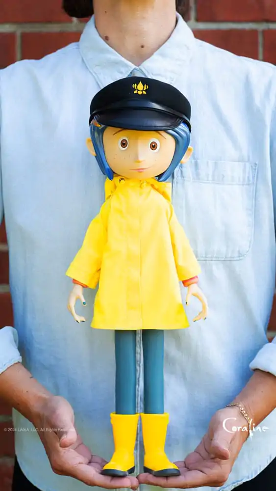 Coraline Supersize Vinil akcijska figura Coraline sa šeširom (Button Eyes) 40 cm fotografija proizvoda