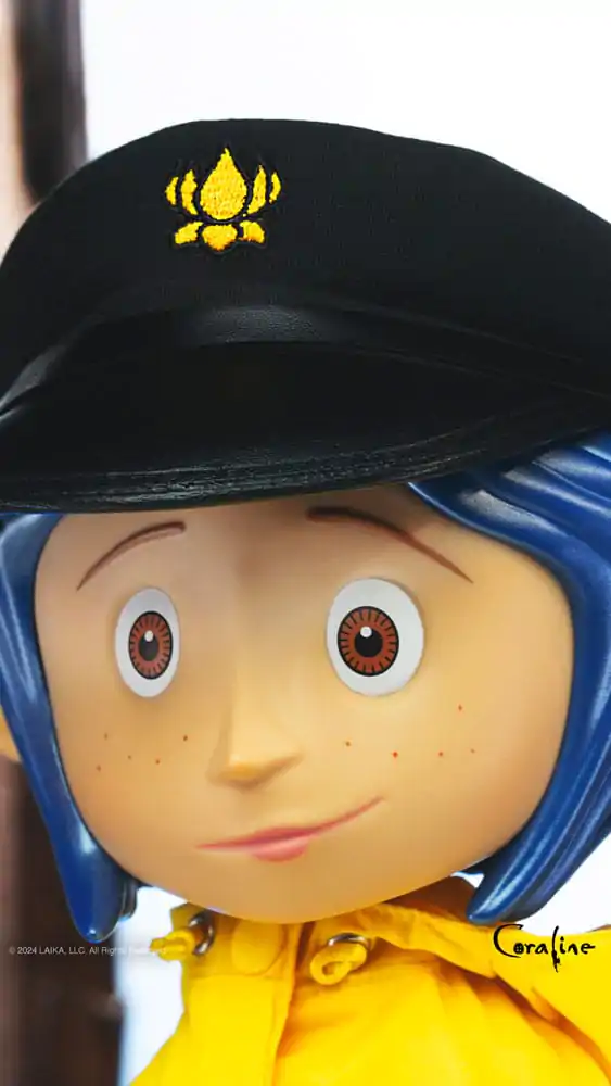 Coraline Supersize Vinil akcijska figura Coraline sa šeširom (Button Eyes) 40 cm fotografija proizvoda