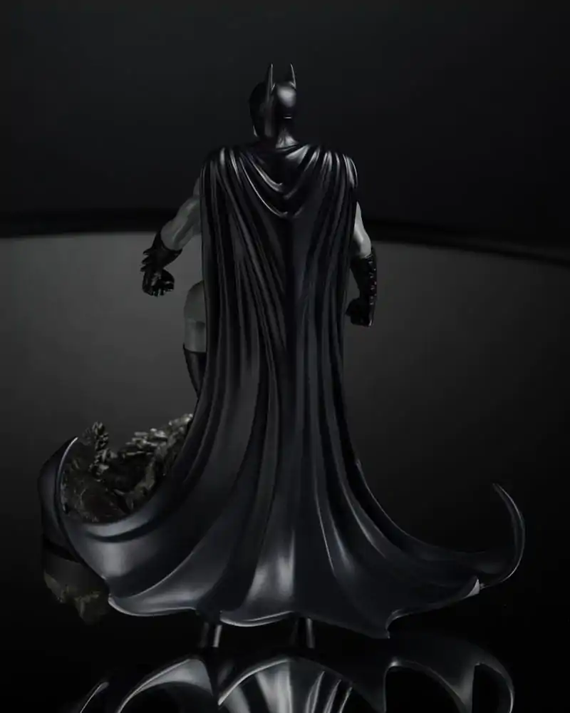 DC Direct Kip 1/10 Batman by Bjorn Barends (Black White) 18 cm fotografija proizvoda