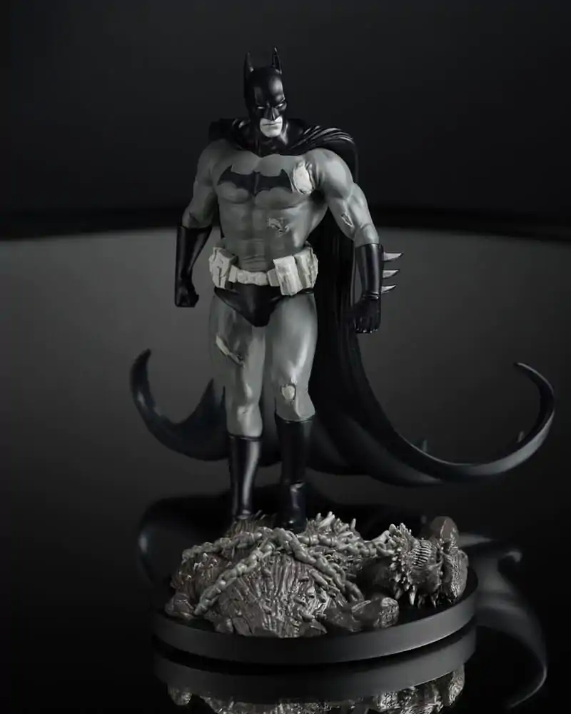 DC Direct Kip 1/10 Batman by Bjorn Barends (Black White) 18 cm fotografija proizvoda