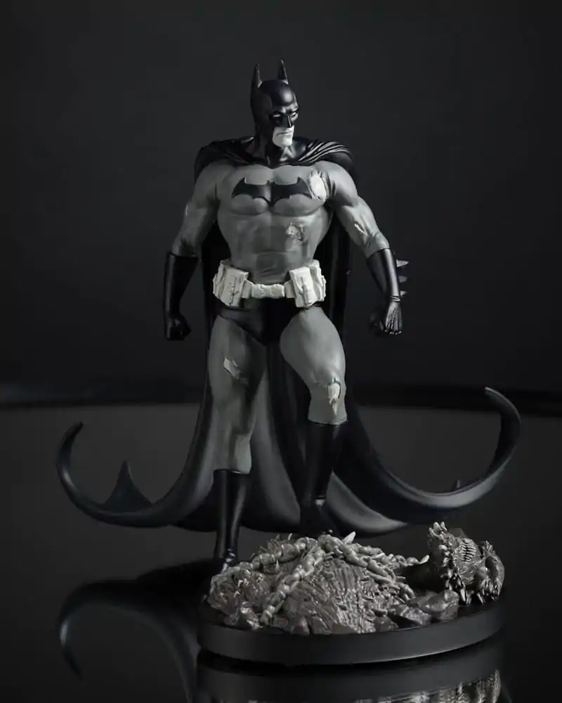 DC Direct Kip 1/10 Batman by Bjorn Barends (Black White) 18 cm fotografija proizvoda