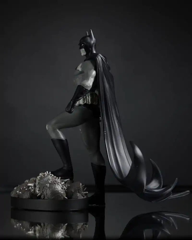 DC Direct Kip 1/10 Batman by Bjorn Barends (Black White) 18 cm fotografija proizvoda