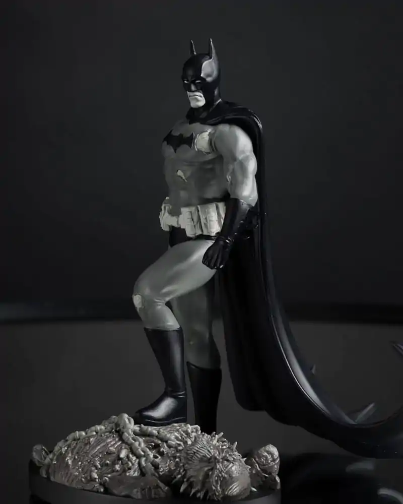 DC Direct Kip 1/10 Batman by Bjorn Barends (Black White) 18 cm fotografija proizvoda