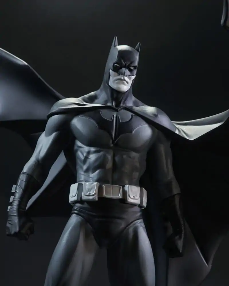 DC Direct Resin Kip Batman Black & White Batman (autor Jorge Jimenez) 27 cm fotografija proizvoda