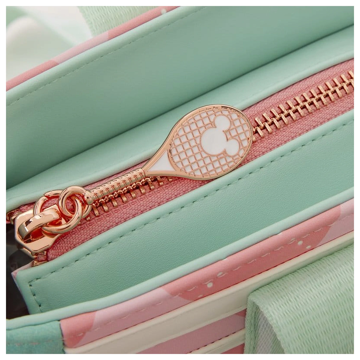 Disney by Loungefly Torba preko tijela s novčanikom Mickey&Friends Tennis fotografija proizvoda