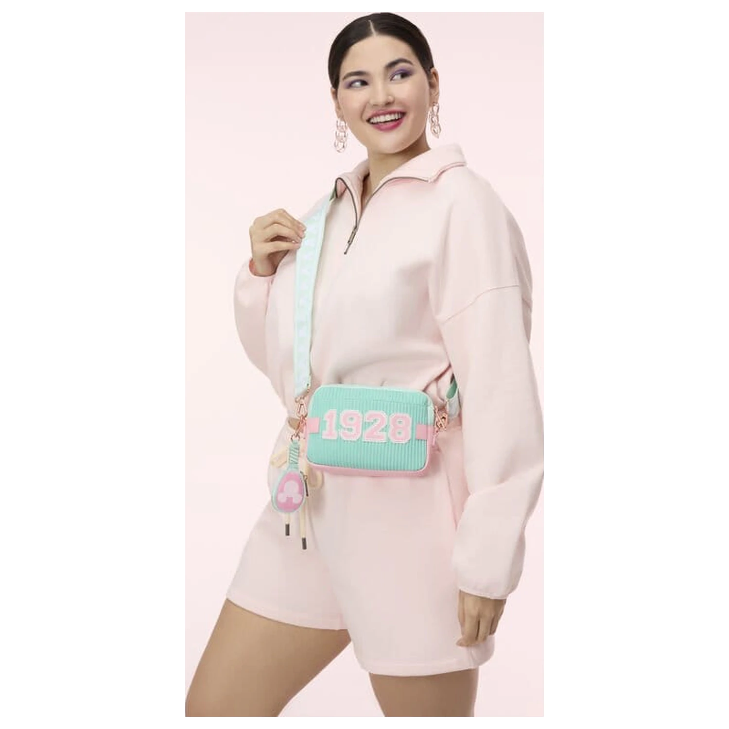 Disney by Loungefly Torba s jednim remenom s novčanikom za kovanice Mickey & Friends Tennis fotografija proizvoda