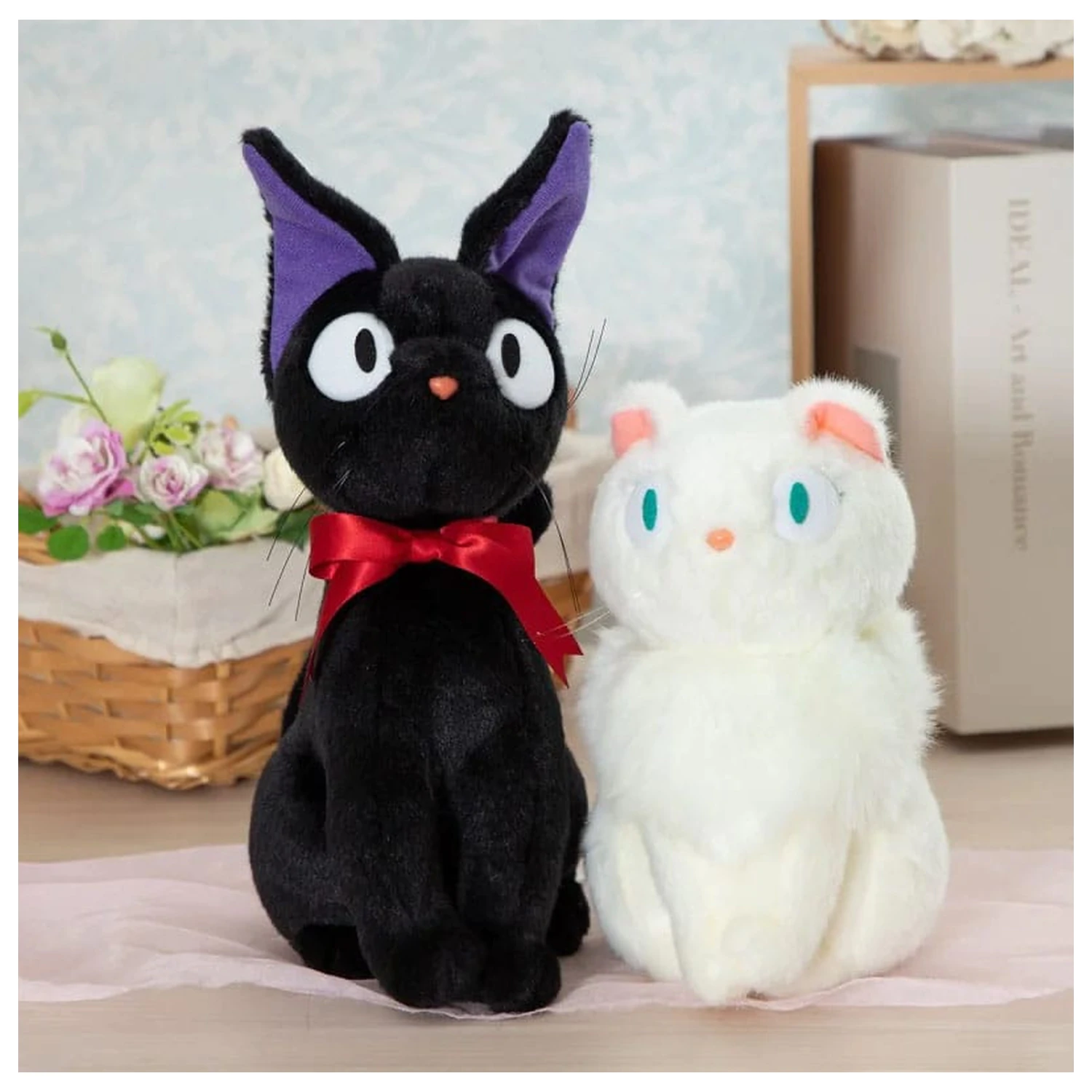 Kiki's Delivery Service Plišana Figura Jiji Sjedi M 32 cm fotografija proizvoda