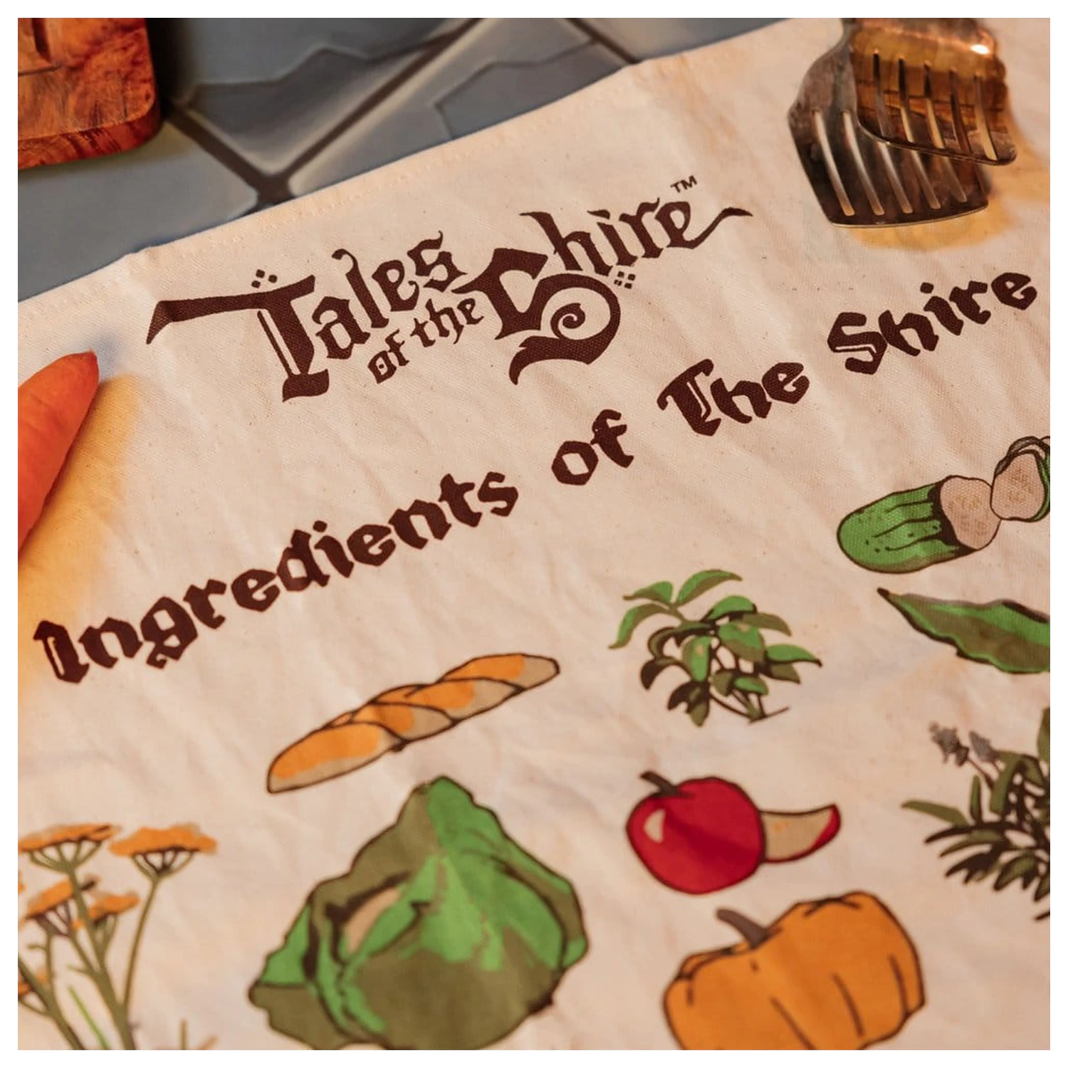 Lord of the Rings kuhinjska krpa Ingredients of The Shire (Tales of the Shire (2025)) 69 cm fotografija proizvoda