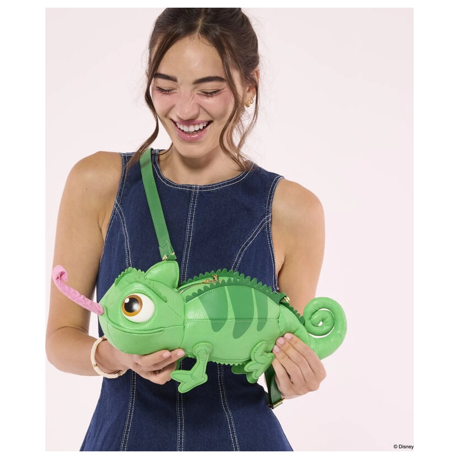 Loungefly Disney Tangled Rapunzel Pascal torba za rame fotografija proizvoda