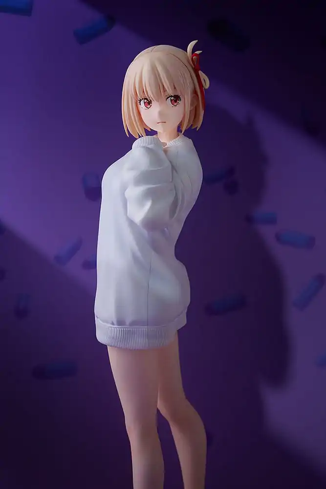 Lycoris Recoil PVC Kip 1/7 Chisato Nishikigi: Oversized Sweatshirt Ver. 25 cm fotografija proizvoda