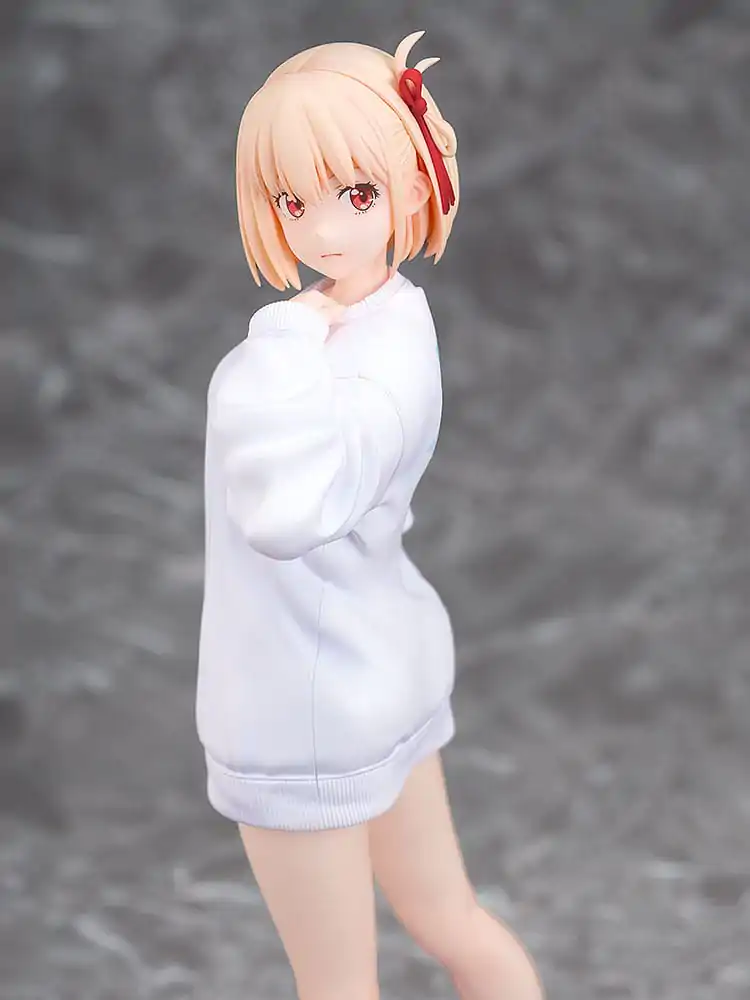 Lycoris Recoil PVC Kip 1/7 Chisato Nishikigi: Oversized Sweatshirt Ver. 25 cm fotografija proizvoda