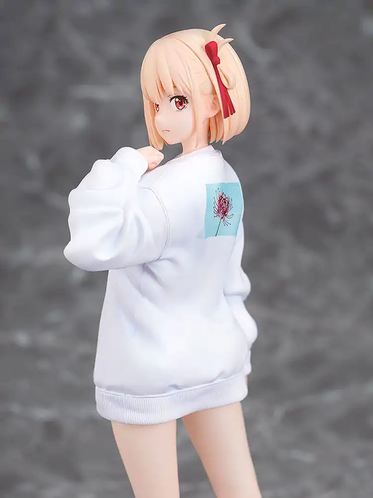 Lycoris Recoil PVC Kip 1/7 Chisato Nishikigi: Oversized Sweatshirt Ver. 25 cm fotografija proizvoda