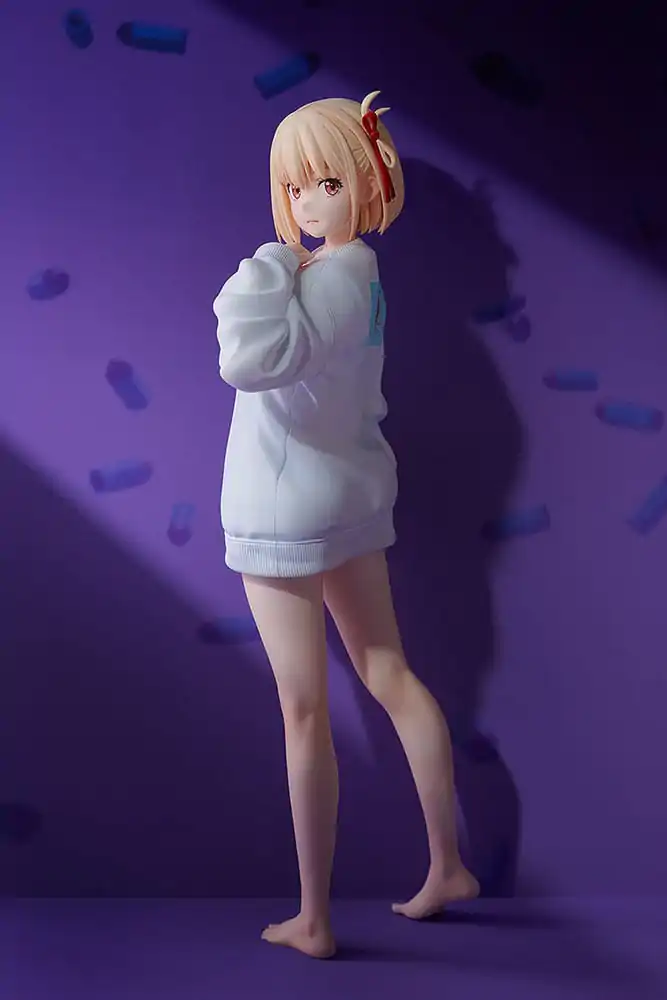 Lycoris Recoil PVC Kip 1/7 Chisato Nishikigi: Oversized Sweatshirt Ver. 25 cm fotografija proizvoda