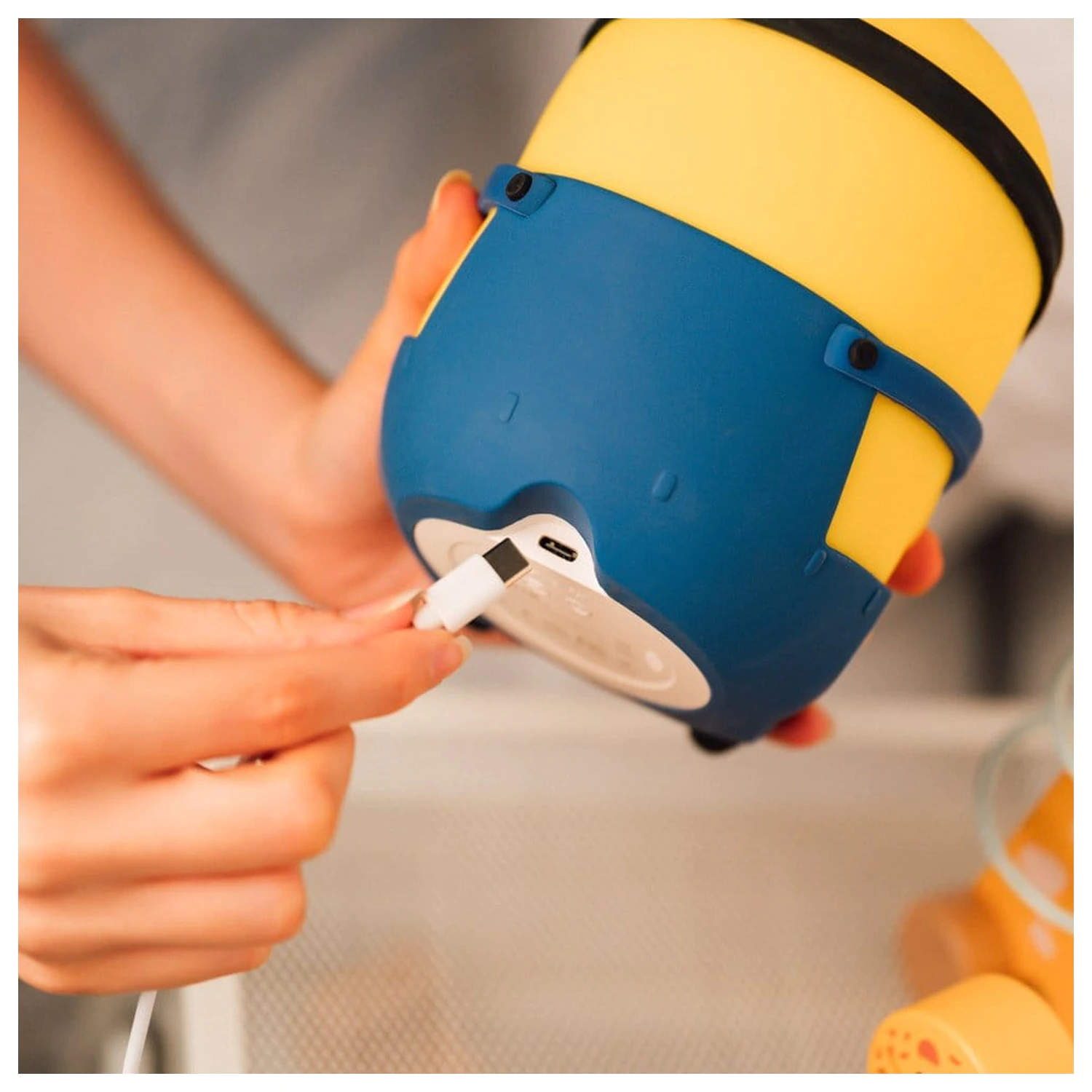 Minions squishy lampa fotografija proizvoda