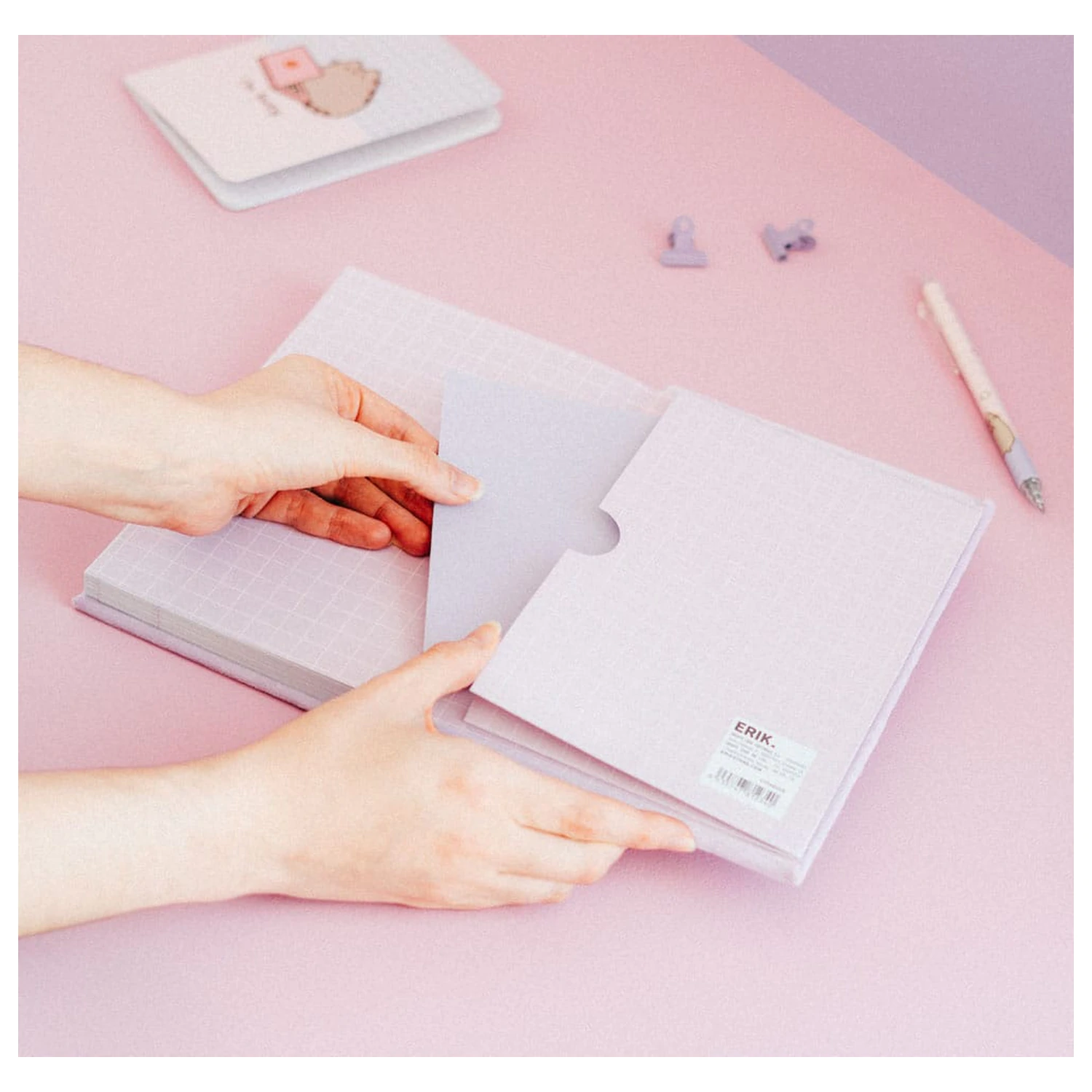 Pusheen Moments A5 premium plišni notes fotografija proizvoda