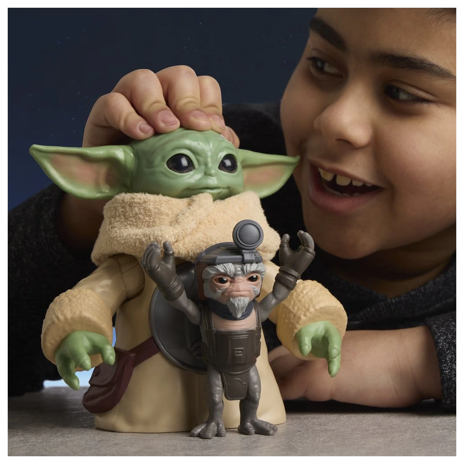 Star Wars: The Mandalorian & Grogu Elektronska akcijska figura Huggin' Grogu & Anzellan 17 cm fotografija proizvoda