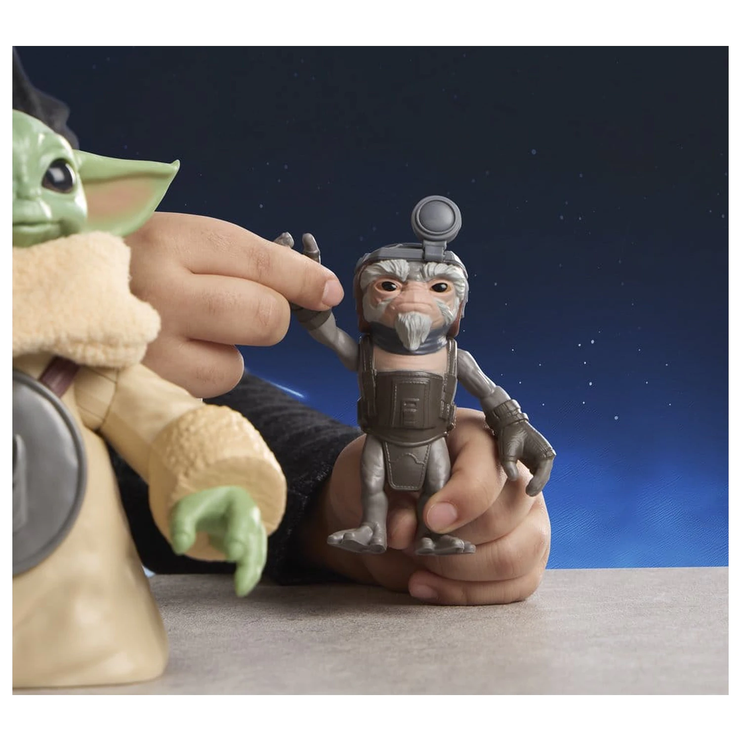 Star Wars: The Mandalorian & Grogu Elektronska akcijska figura Huggin' Grogu & Anzellan 17 cm fotografija proizvoda