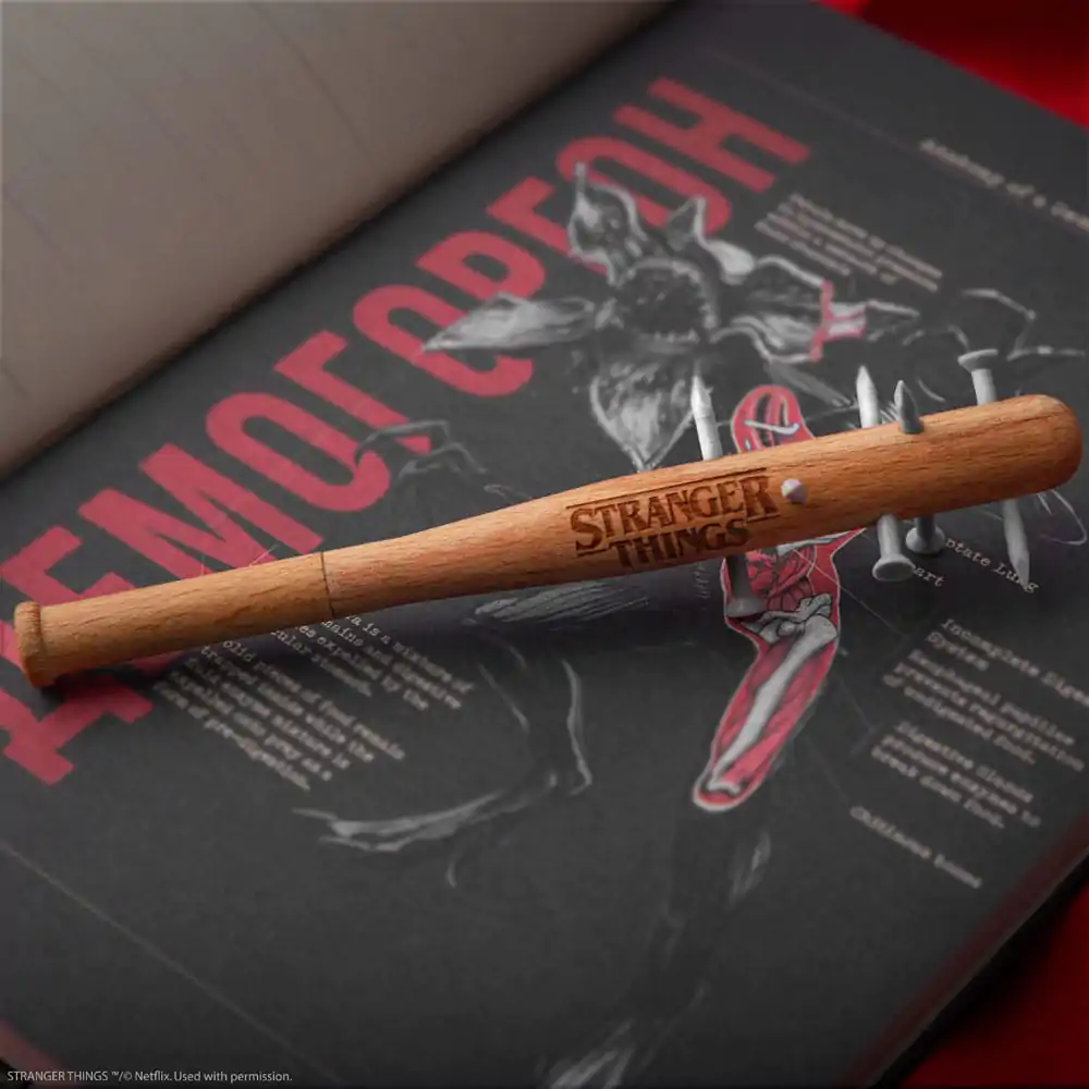 Stranger Things Šiljata palica kemijska olovka i Stranger Things bedž fotografija proizvoda