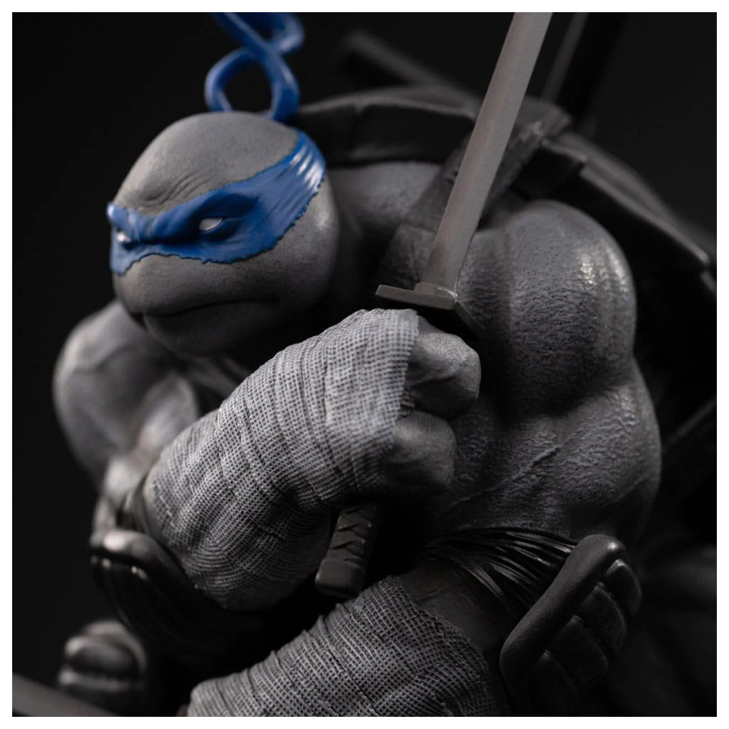 Teenage Mutant Ninja Turtles Art Scale statua 1/10 Leonardo Black and White Variant 26 cm fotografija proizvoda