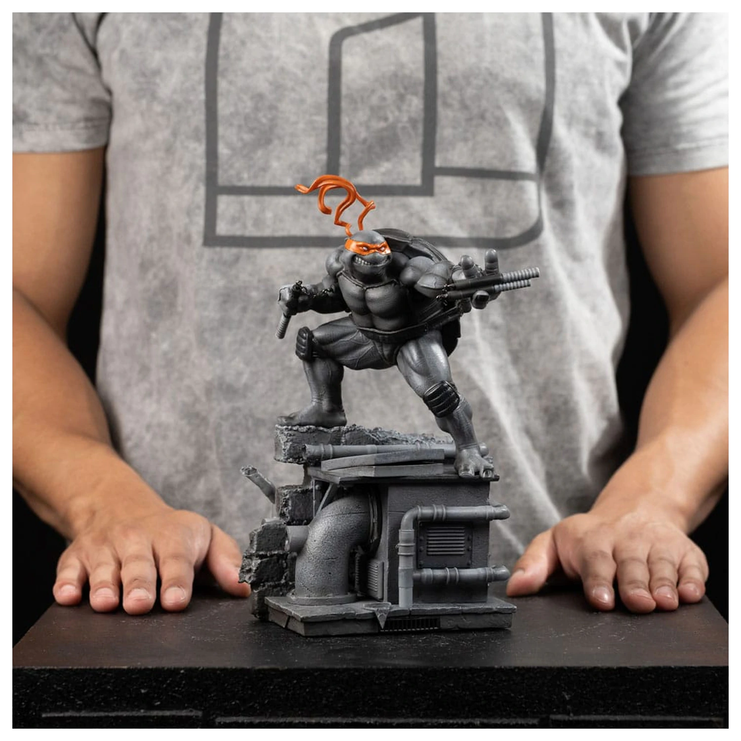Teenage Mutant Ninja Turtles Art Scale Kip 1/10 Michelangelo Black and White Variant 26 cm fotografija proizvoda