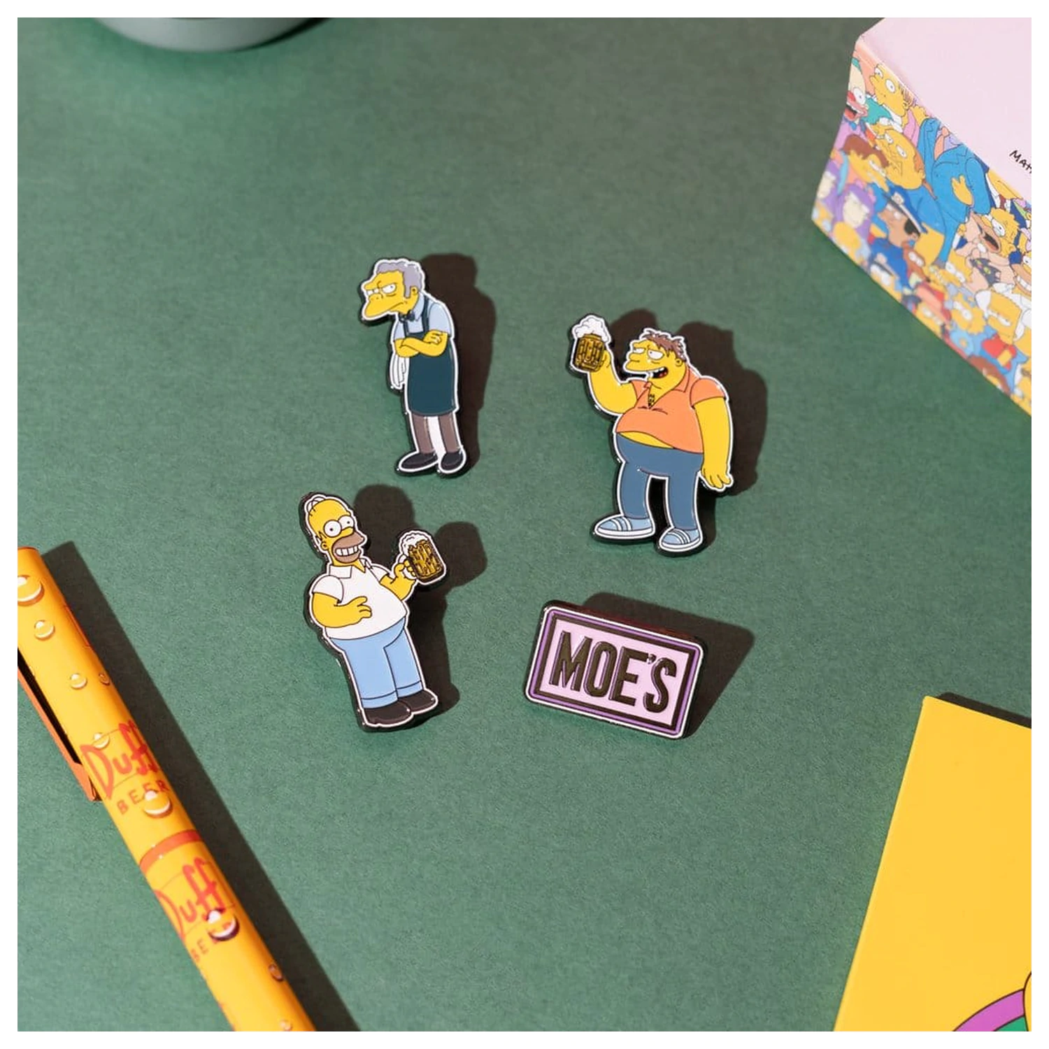 The Simpsons set od 4 bedža Moe's Tavern fotografija proizvoda