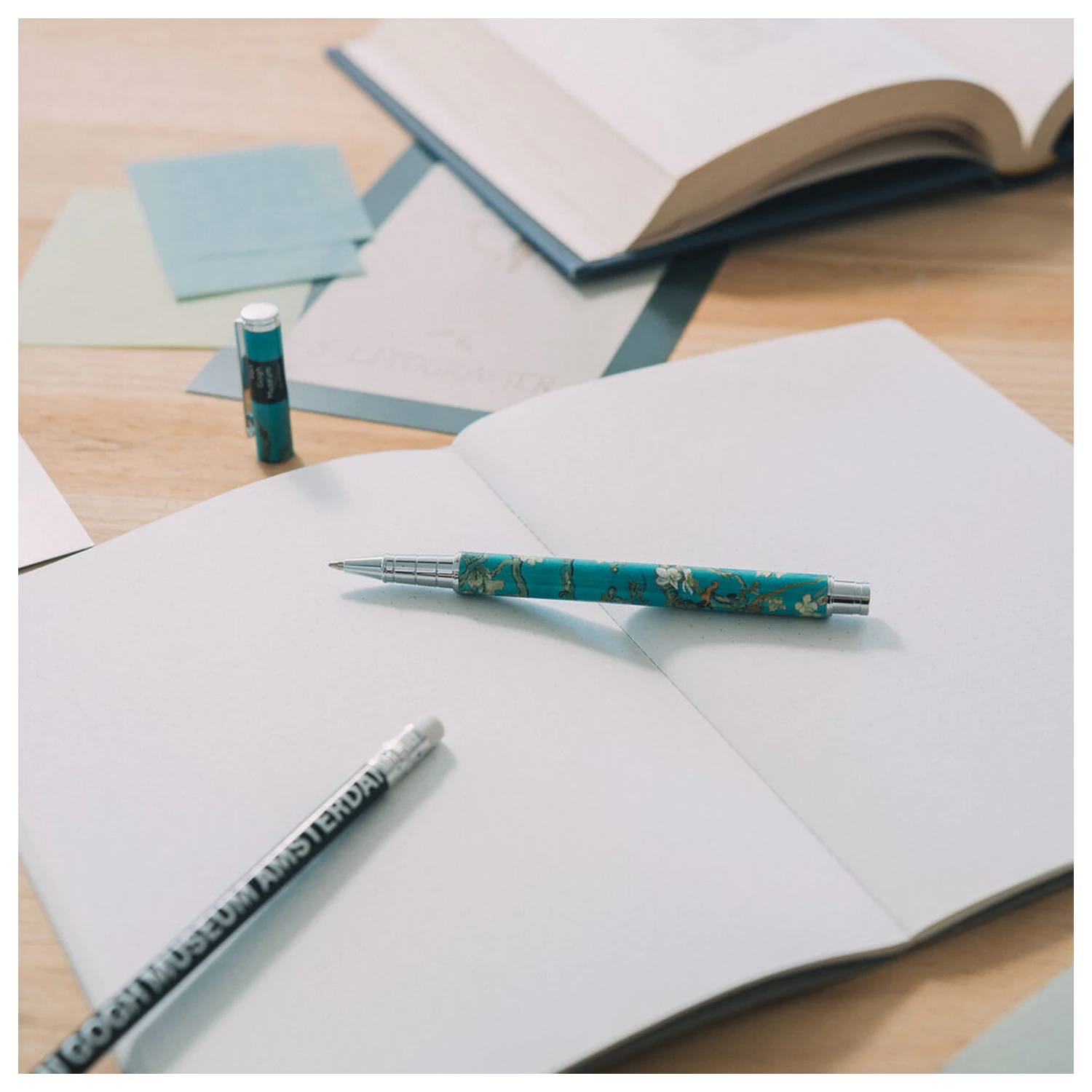 Van Gogh Museum Set pernica, olovka i bojica fotografija proizvoda