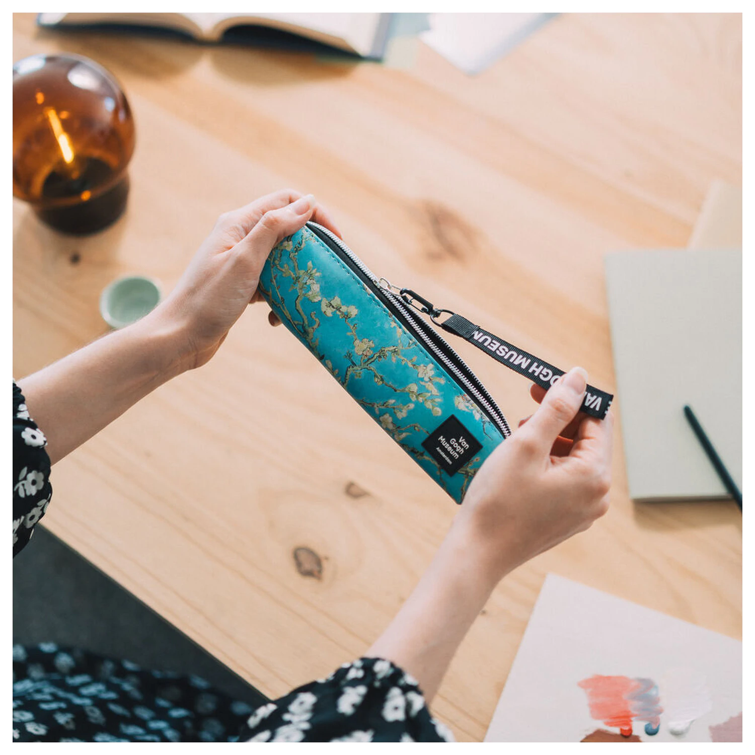 Van Gogh Museum Set pernica, olovka i bojica fotografija proizvoda