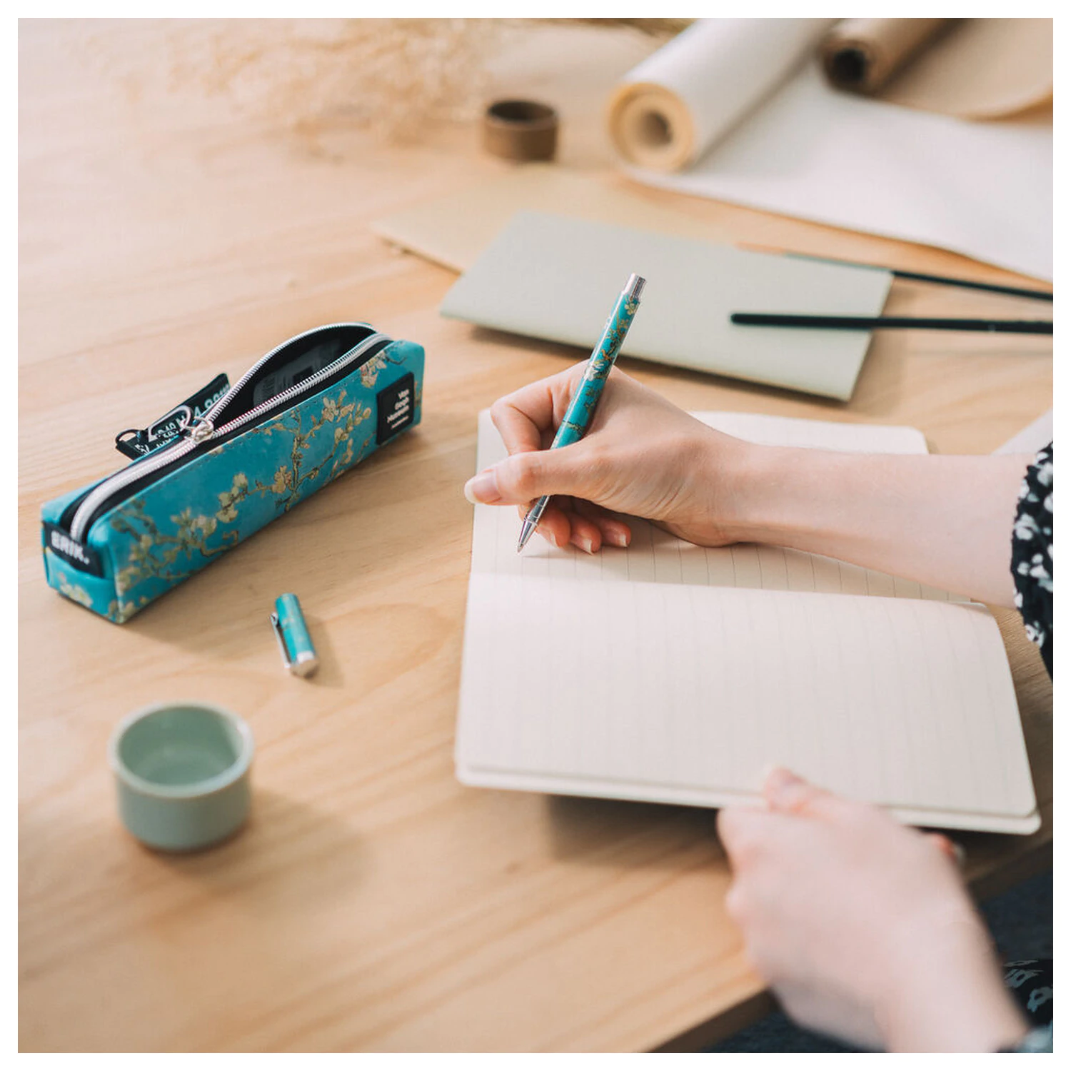 Van Gogh Museum Set pernica, olovka i bojica fotografija proizvoda