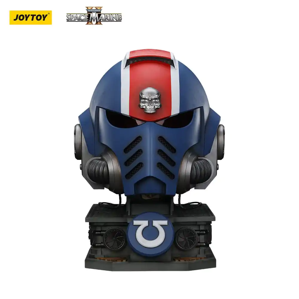 Warhammer 40,000: Space Marine 2 replika kaciga Ultramarines Lieutenant Titus s izložbenim stalkom 44 cm fotografija proizvoda